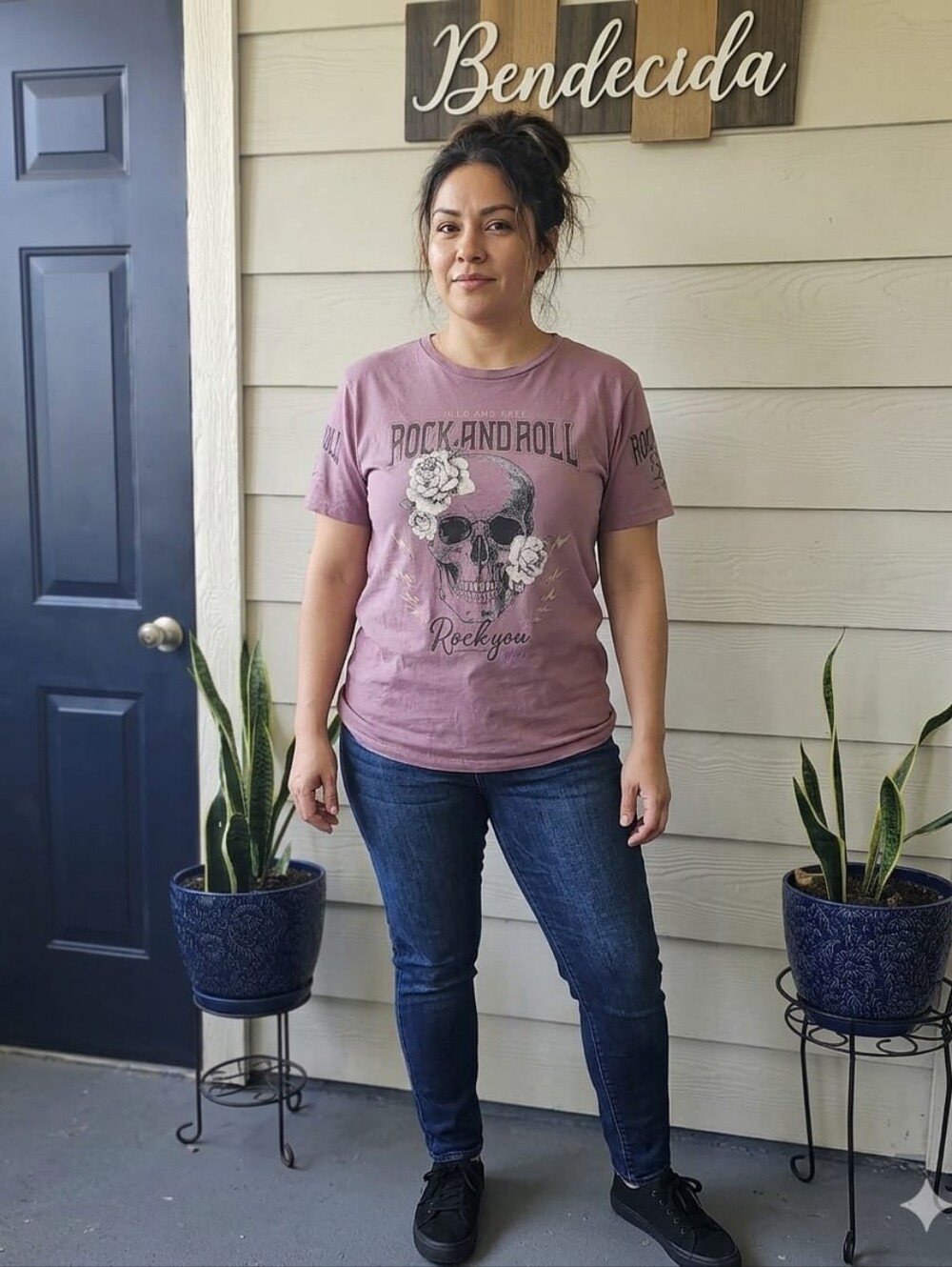 Dramatic Rock & Roll Skull and Roses Graphic Tee Mauve Size M